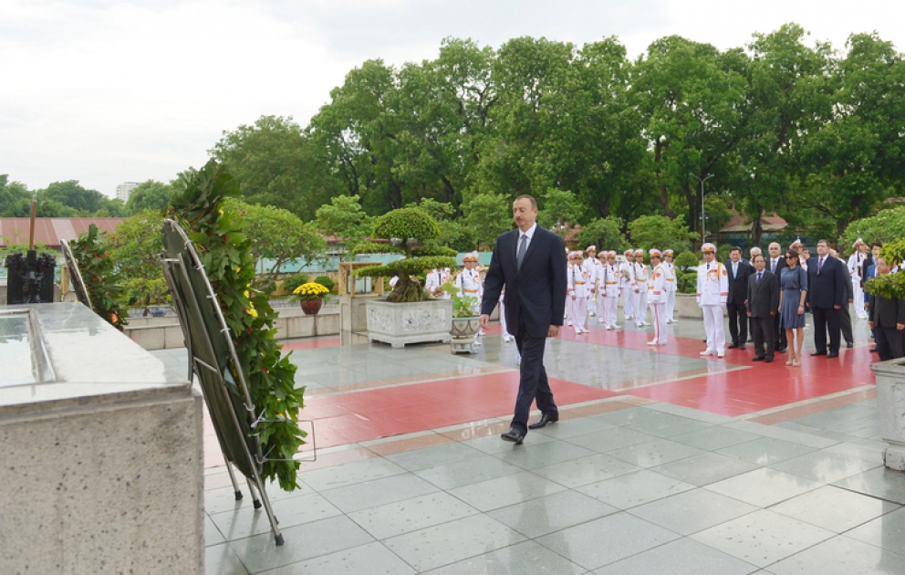 President Ilham Aliyev visited a monument to a national hero and martyr in Hanoi VIDEO