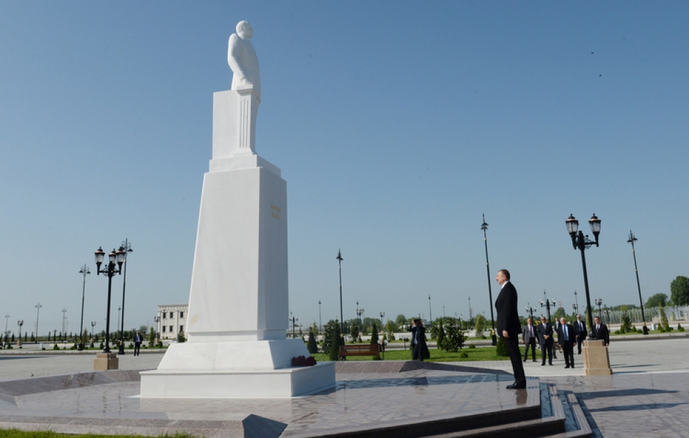 Поездка Президента Азербайджана Ильхама Алиева в Агдашский районПосещение памятника великому лидеру Гейдару Алиеву ВИДЕО