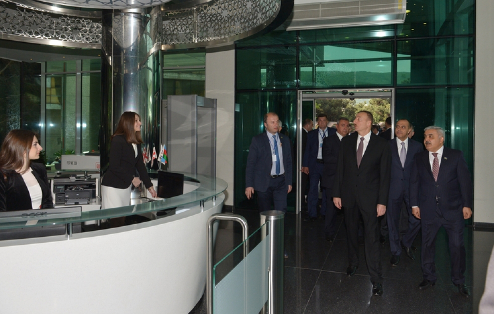 Aserbaidschans Präsident Ilham Aliyev sich mit dem neuen Bürogebäude von SOCAR in Georgien vertraut gemacht VIDEO