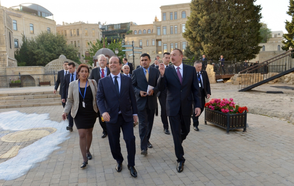 Präsidenten von Aserbaidschan und Frankreich in Baku unter Denkmalschutz stehendes Objekt Itscherischeher besucht VIDEO