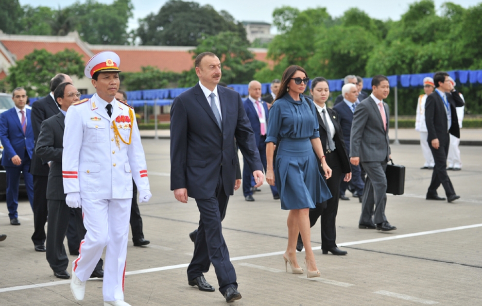 Aserbaidschans Präsident Ilham Aliyev besucht Ho Chi Minh Mausoleum in Hanoi VIDEO