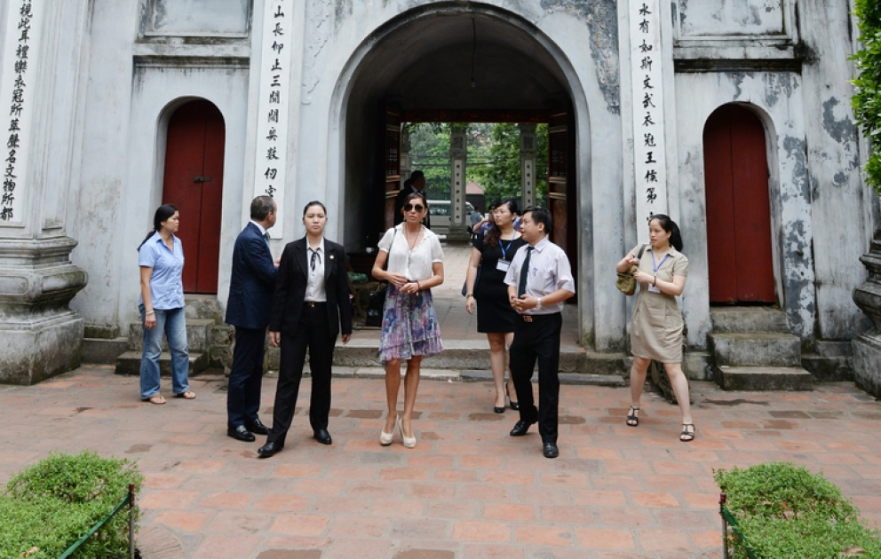 First Lady von Aserbaidschan Mehriban Aliyeva hat in Vietnam den Literaturtempel besucht VIDEO