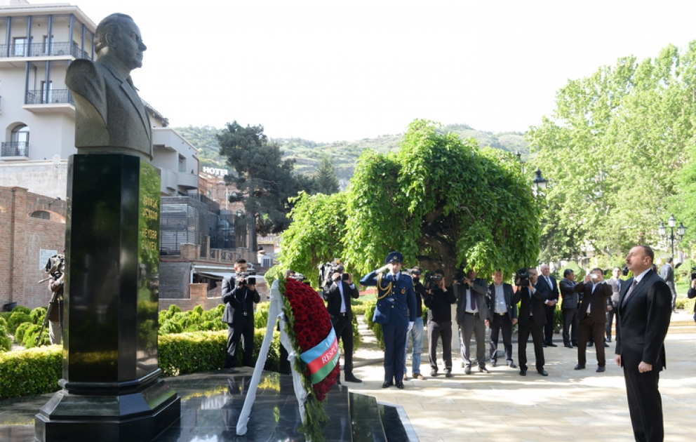 Visite du monument du leader national Heydar Aliyev à Tbilissi VIDEO
