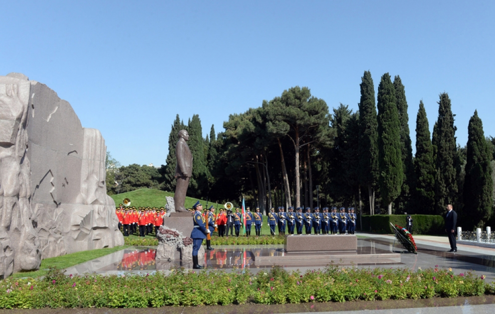 La mémoire du dirigeant historique Heydar Aliyev vivra éternellement dans le cœur du peuple azerbaïdjanaisLe président Ilham Aliyev a rendu hommage à la mémoire du dirigeant historique Heydar Aliyev à l’Allée d’honneur VIDEO