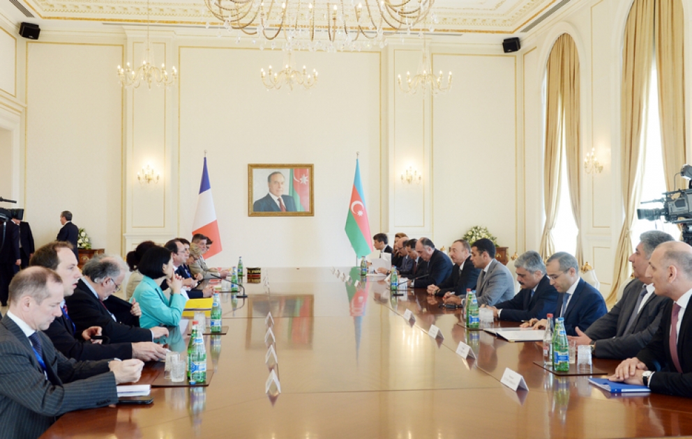Rencontre des présidents azerbaïdjanais et français avec la participation des délégations VIDEO