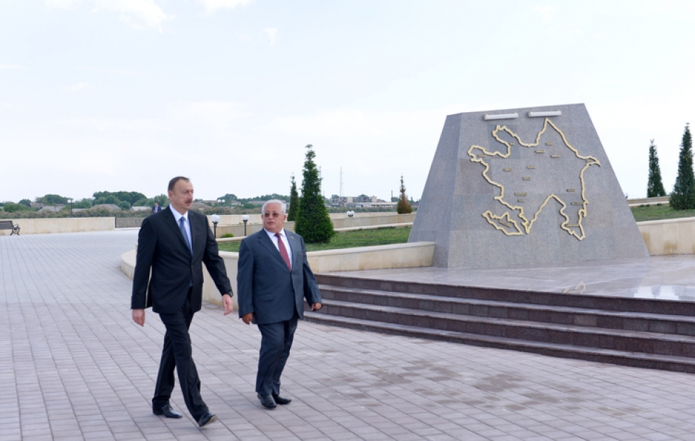 Le président Ilham Aliyev a visité la Place du drapeau à Neftchala VIDEO