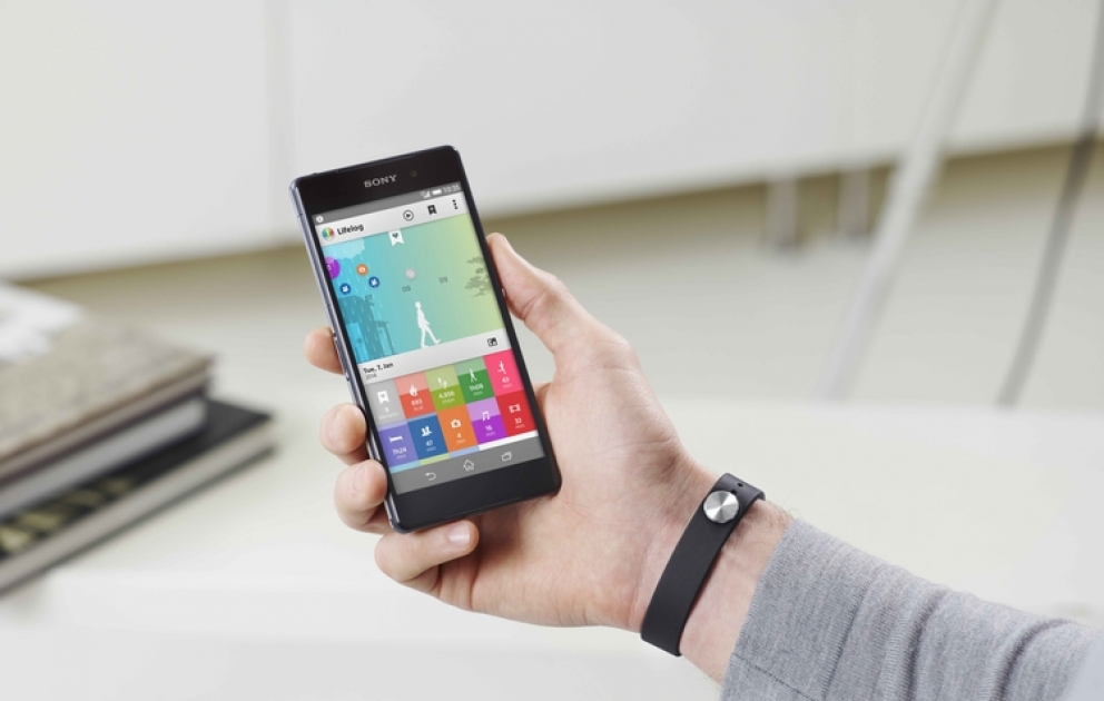 “Sony” şirkəti “SmartBand” qolbağını buraxmışdır VİDEO