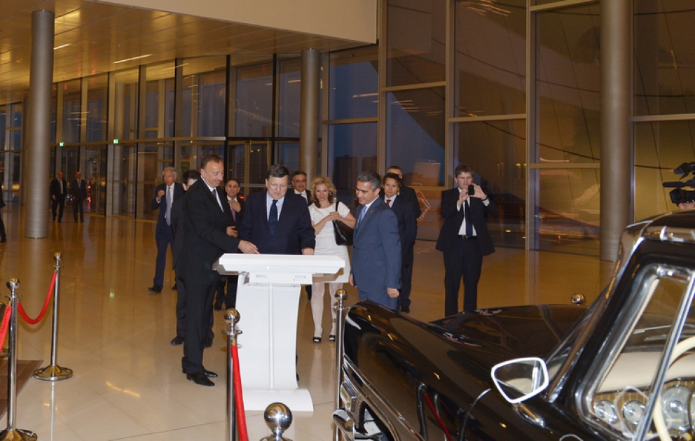 Prezident İlham Əliyev və Avropa Komissiyasının sədri Joze Manuel Barrozu Heydər Əliyev Mərkəzində olmuşlar VİDEO