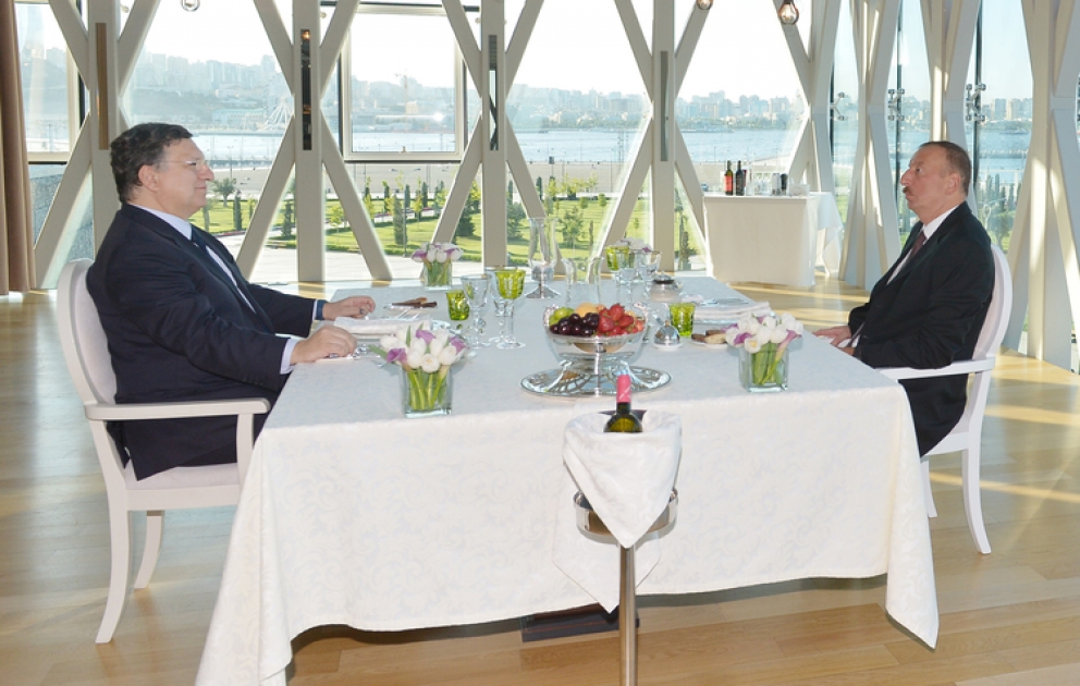 Aserbaidschans Präsident Ilham Aliyev und Präsident der Europäischen Kommission José Manuel Barroso haben zusammen zu Abend gegessen VIDEO