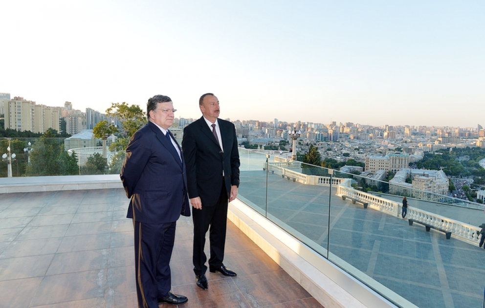 Le président azerbaïdjanais Ilham Aliyev et le président de la Commission européenne José Manuel Barroso ont visité le Parc Daghustu VIDEO