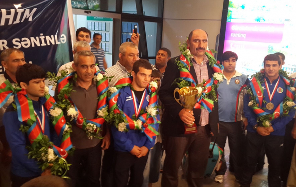 Avropa çempionatında uğurla çıxış etmiş yunan-Roma güləşi üzrə yığma komandamızın üzvləri Vətənə qayıtmışlar VİDEO