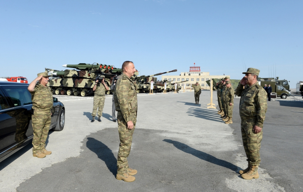 Azərbaycan Respublikası Silahlı Qüvvələrinin yaradılmasının 96-cı ildönümü münasibətilə Müdafiə Nazirliyinin, Daxili İşlər Nazirliyinin Daxili Qoşunlarının və Dövlət Sərhəd Xidmətinin birləşmə və hissələrinin irimiqyaslı birgə əməliyyat-taktiki təlimi keçirilmişdirAzərbaycan Prezidenti, Silahlı Qüvvələrin Ali Baş Komandanı İlham Əliyev təlimin əsas mərhələsini izləmişdir VİDEO