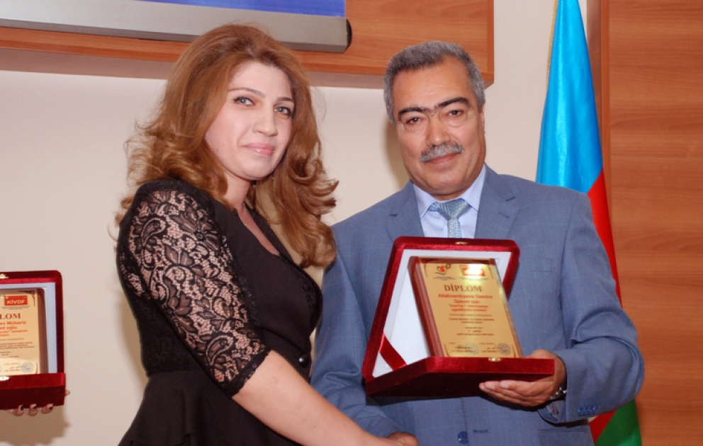 Əmək və Əhalinin Sosial Müdafiəsi Nazirliyi və KİVDF-in birgə fərdi jurnalist yazıları müsabiqəsinin qalibləri mükafatlandırılmışlar  Mükafat alanlar arasında AzərTAc-ın əməkdaşı da vardır VİDEO