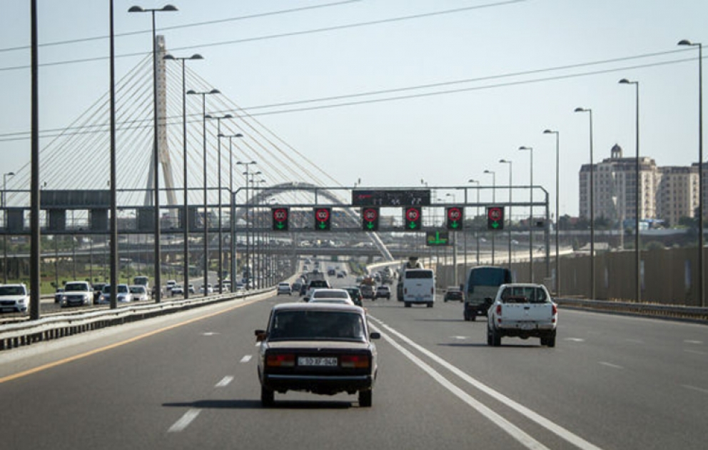 Paytaxtın əsas prospektinin hərəkət hissəsində yol işarələri yenilənir VİDEO