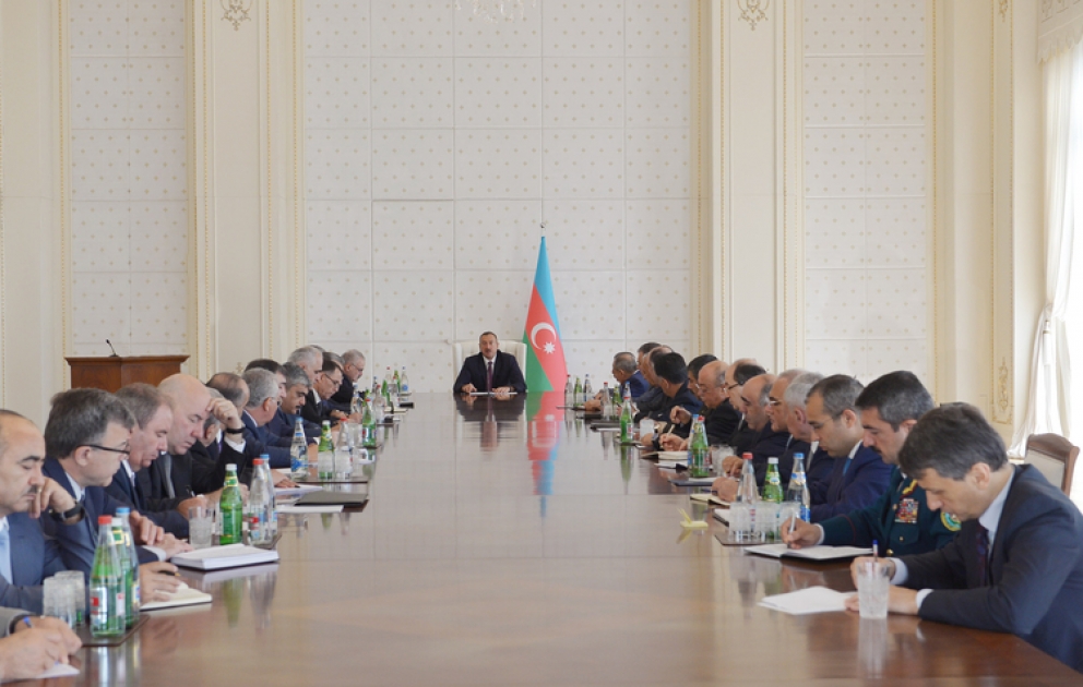 Unter dem Vorsitz des Präsidenten von Aserbaidschan Ilham Aliyev hat eine Sitzung vom Kabinett der Minister gewidmet den Ergebnissen der sozioökonomischen Entwicklung der ersten Hälfte des Jahres 2014 stattgefunden VIDEO