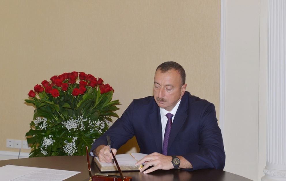 Le président Ilham Aliyev a présenté ses condoléances à l’ambassade de Géorgie en Azerbaïdjan suite au décès de l’ancien président géorgien Edouard Chevardnadze VIDEO
