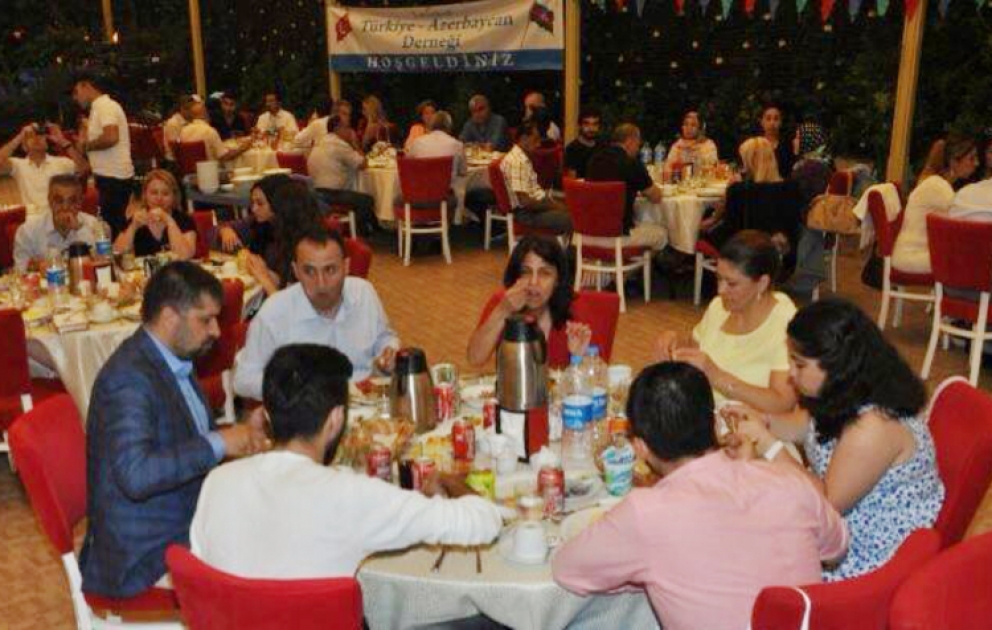 İstanbuldakı azərbaycanlılar iftar süfrəsində bir araya gəliblər VİDEO