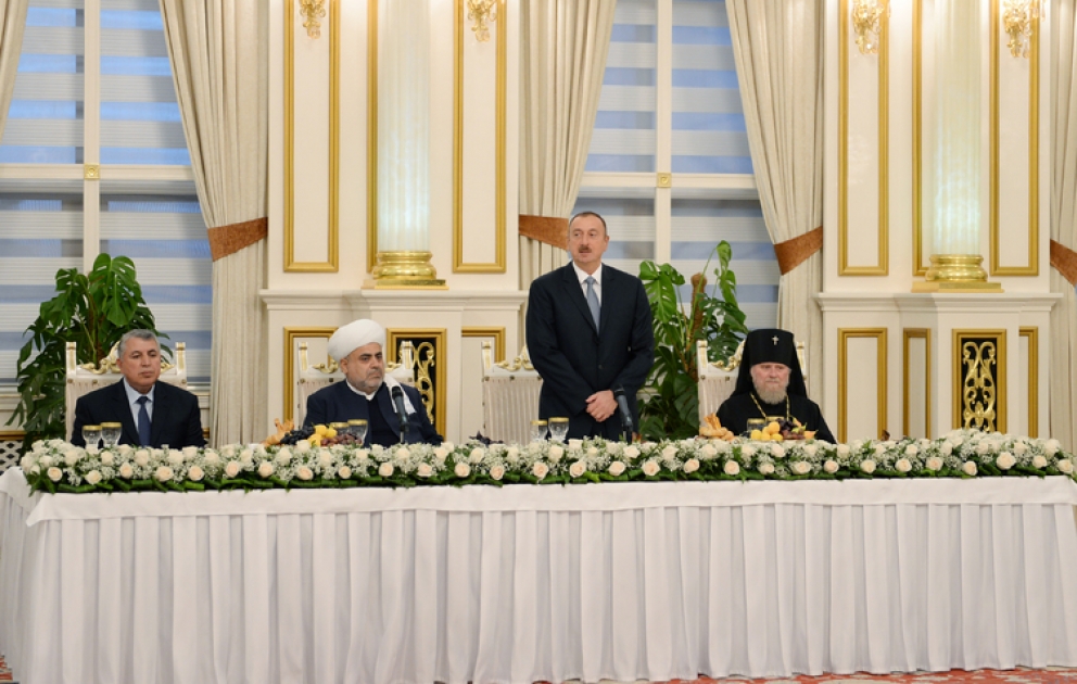 Şeyxülislam müqəddəs Ramazan ayı münasibətilə iftar süfrəsi açıbAzərbaycan Prezidenti İlham Əliyev iftar mərasimində iştirak edib VİDEO