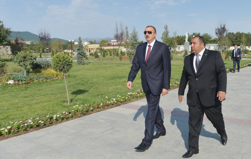 Prezident İlham Əliyev Xızıdakı Heydər Əliyev Parkında aparılan yenidənqurma işləri ilə tanış olub VİDEO