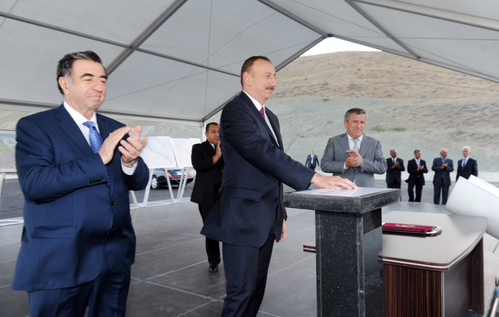 La première pierre d’un nouveau système d’irrigation du canal de Takhtakorpu-Djeyranbatan a été posée VIDEO
