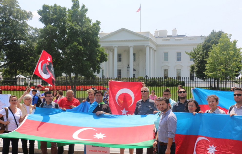 Ağ Evin qarşısında erməni təcavüzünə qarşı etiraz aksiyası keçirilib VİDEO