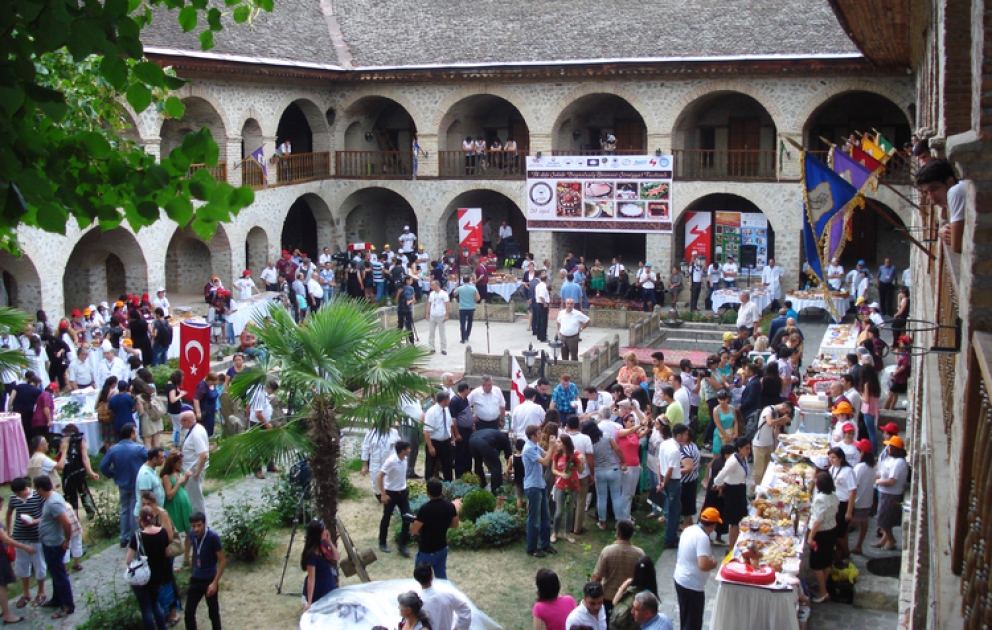Şəkidə keçirilən Beynəlxalq ənənəvi şirniyyat festivalı dostluğun və qardaşlığın tərənnümünə çevrildi VİDEO