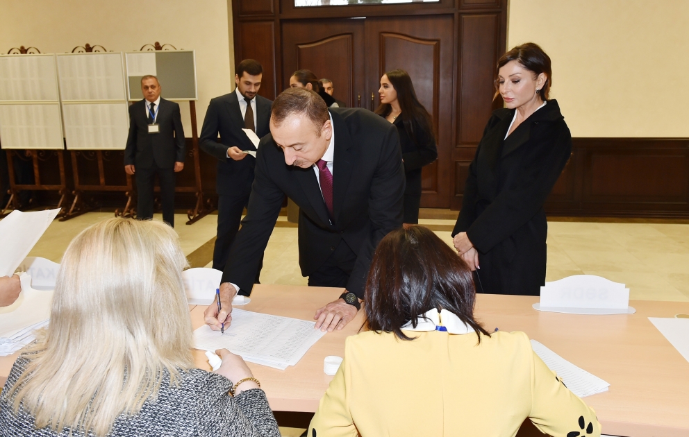 Azərbaycan Prezidenti İlham Əliyev 6 saylı seçki məntəqəsində səs verib VİDEO