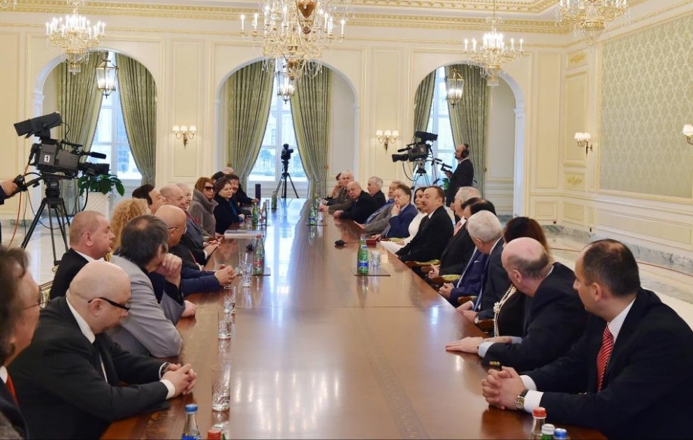 Prezident İlham Əliyev xalq artisti Polad Bülbüloğlunun 70 illik yubiley mərasimində iştirak etmək üçün Bakıya gələn bir qrup tanınmış mədəniyyət və incəsənət xadimi ilə görüşüb VİDEO