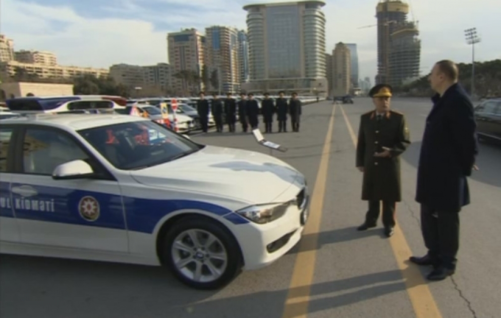 Prezident İlham Əliyev Daxili İşlər Nazirliyinin müxtəlif qurumları, o cümlədən yol polisi əməkdaşları üçün yeni alınan avtomobillərin istifadəyə verilməsi mərasimində iştirak edib VİDEO
