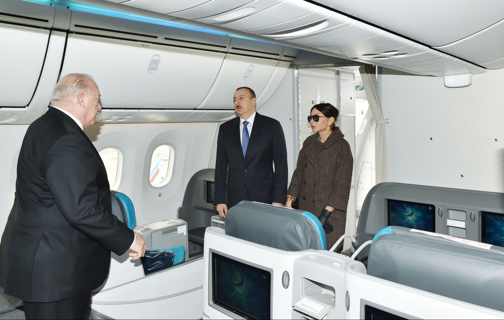Prezident İlham Əliyev Heydər Əliyev Beynəlxalq Aeroportunda yeni gətirilmiş “Boeing-787-8” sərnişin təyyarəsinə baxıb VİDEO