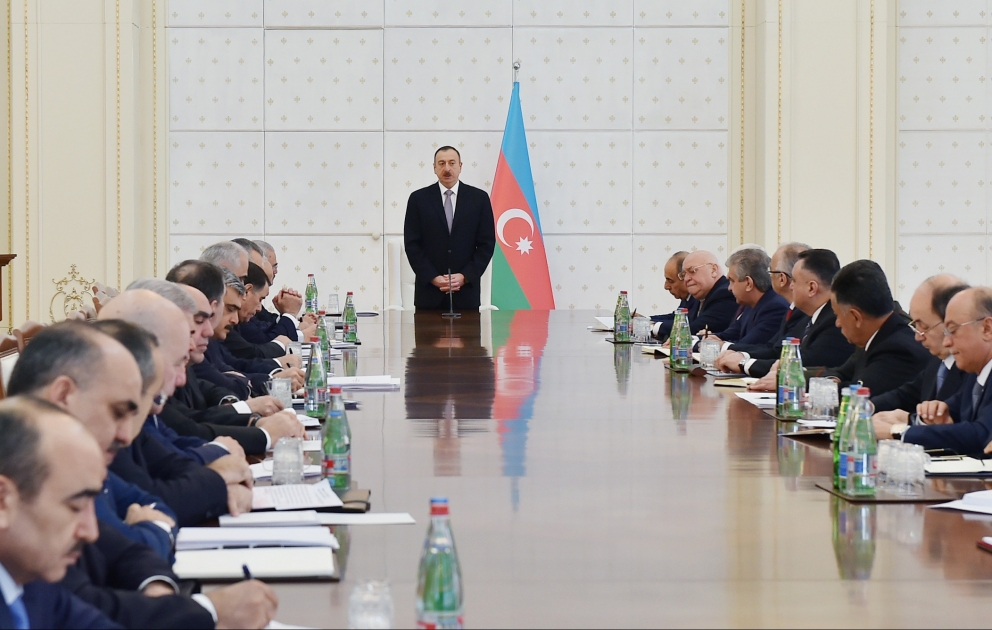 Azərbaycan Prezidenti İlham Əliyevin sədrliyi ilə Nazirlər Kabinetinin 2014-cü ilin sosial-iqtisadi inkişafının yekunlarına və qarşıda duran vəzifələrə həsr olunan iclası keçirilib VİDEO