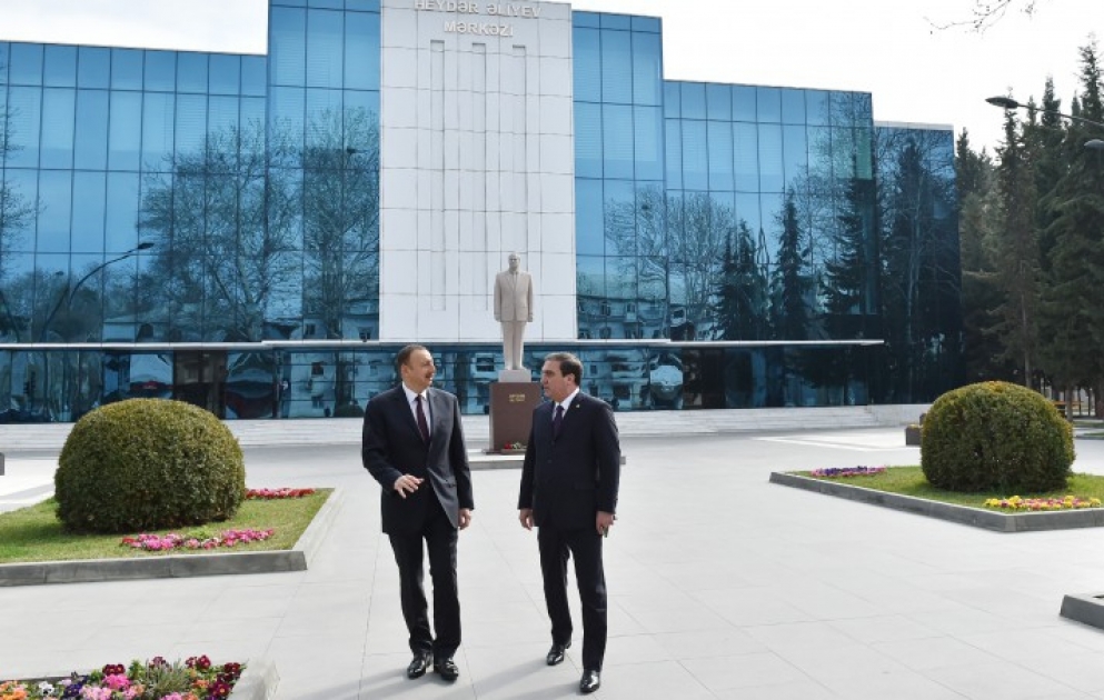 Mingatchevir : le président Ilham Aliyev visite le monument du dirigeant historique Heydar Aliyev VIDEO
