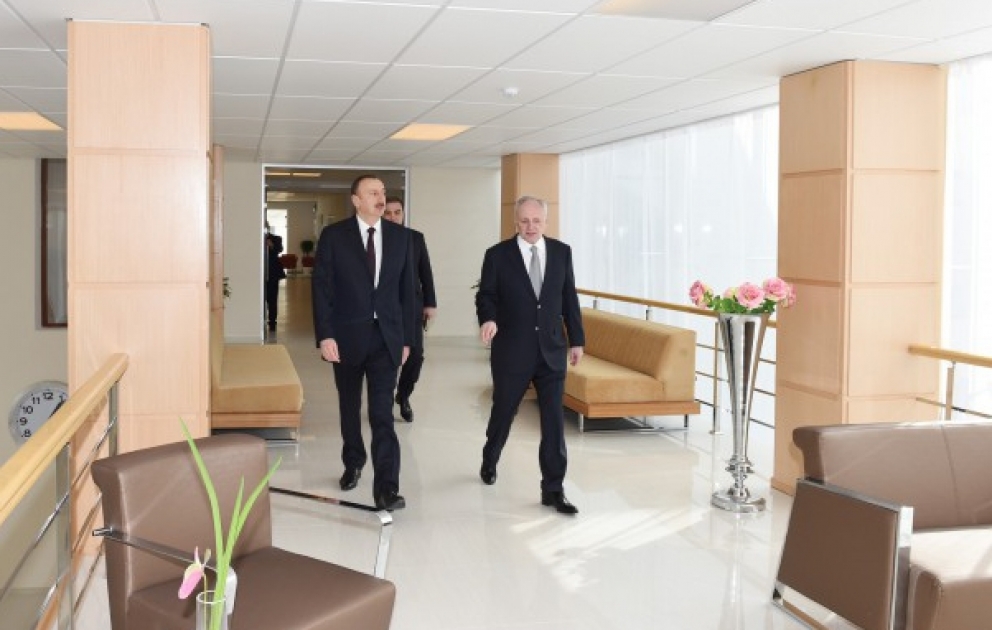 Le président Ilham Aliyev s’est familiarisé avec l’avancement des travaux de reconstruction en cours dans l’Hôpital central de la ville de Mingatchevir VIDEO