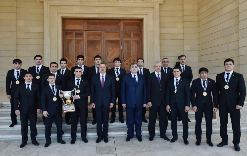 Aserbaidschans Präsident Ilham Aliyev hat Mitglieder der Nationalmannschaft im griechisch-römischen Ringen empfangen VIDEO