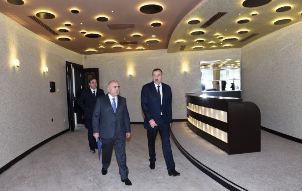 Präsident Ilham Aliyev inspiziert den Verlauf von Bauarbeiten am Hotel “Agsaray” in Mingatschewir VIDEO
