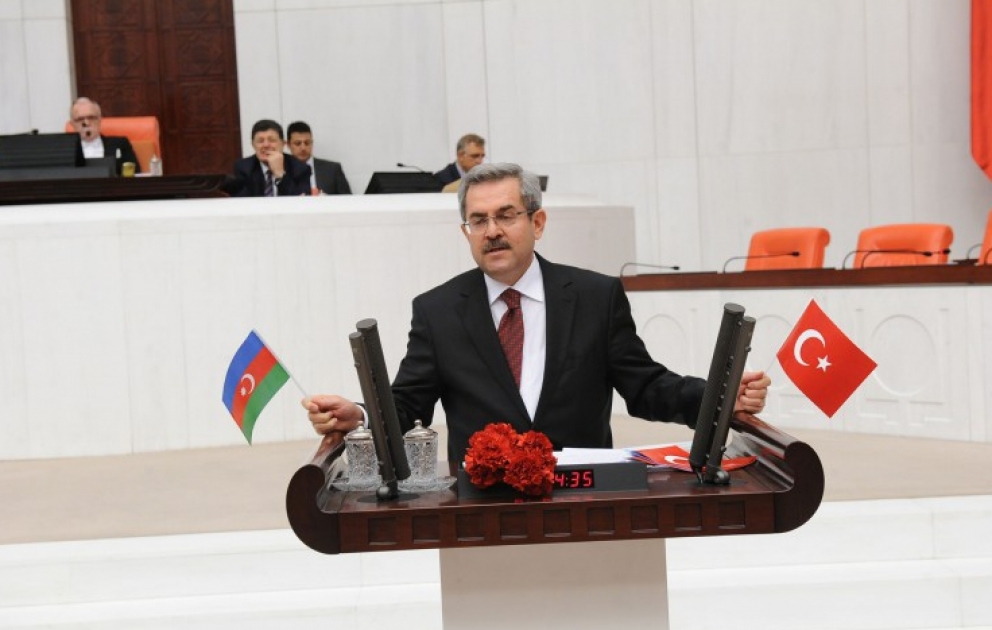 Türkiyəli deputat parlamentin tribunasına əlində Azərbaycan bayrağı və qərənfil dəstəsi ilə qalxıb VİDEO
