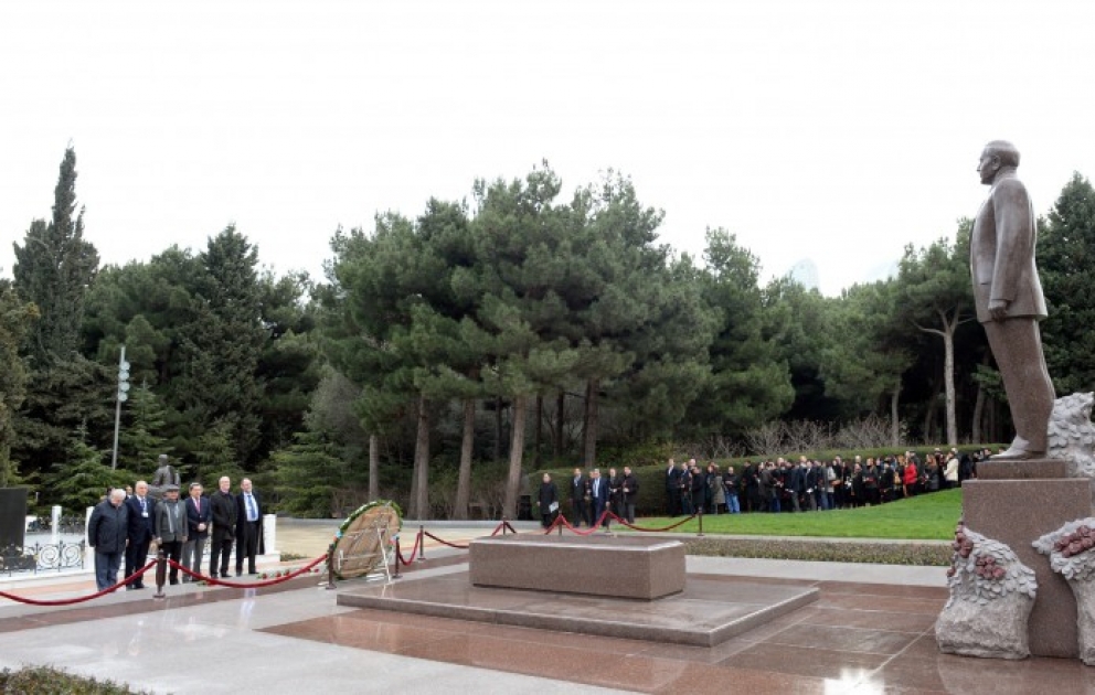 Visite de la tombe du leader national Heydar Aliyev et de l’Allée des Patriotes VIDEO