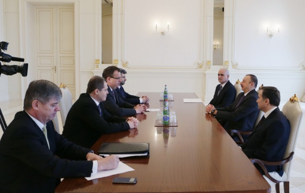 Aserbaidschans Präsident Ilham Aliyev hat eine Delegation um den tschechischen Minister für Industrie und Handel empfangen VIDEO