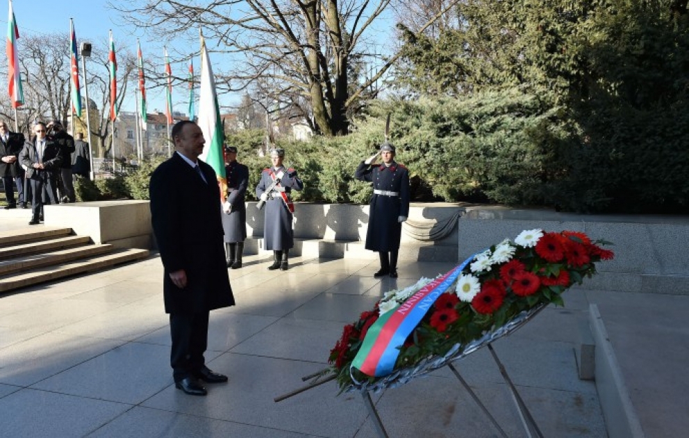Sofia : le président Ilham Aliyev visite la tombe du Soldat inconnu VIDEO