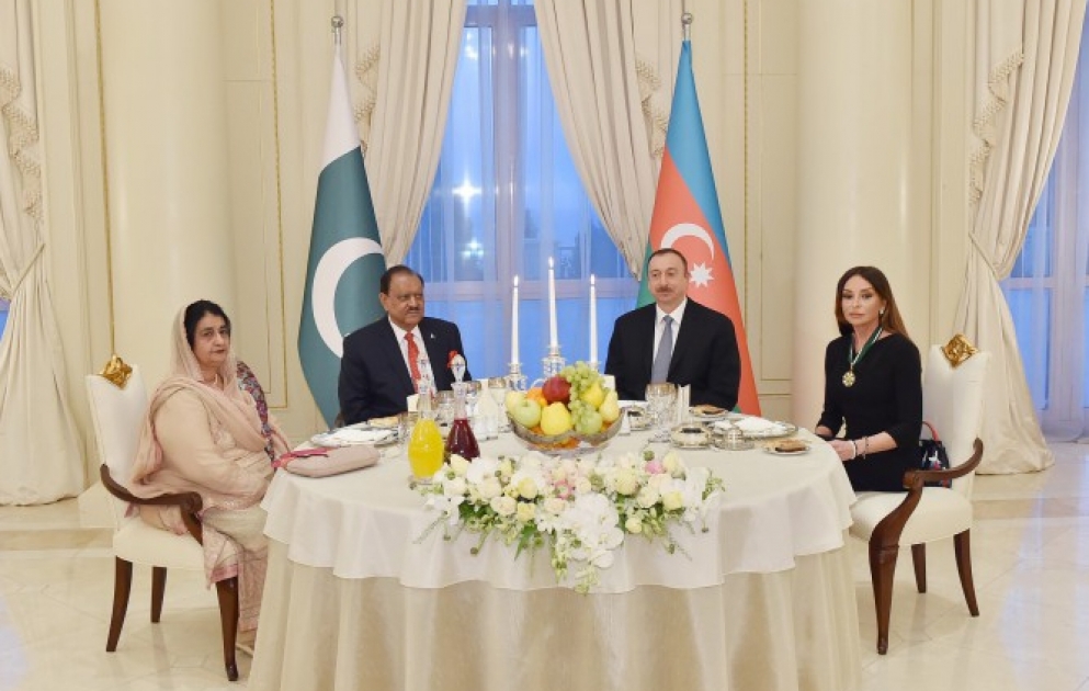 Dinner reception was hosted on behalf of President Ilham Aliyev in honor of President Mamnoon Hussain VIDEO
