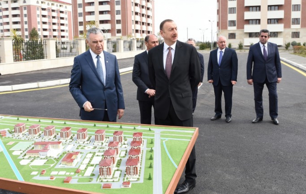 Le président Ilham Aliyev visite le quartier construit pour 588 familles déplacées à Barda VIDEO