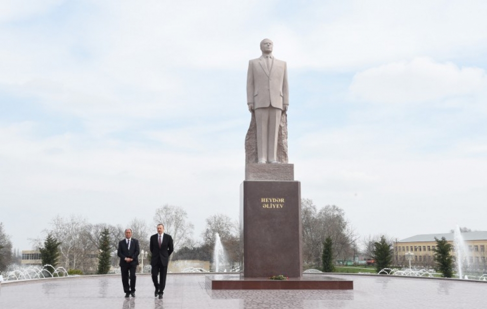 Besuch des Denkmals von Nationalleader Heydar Aliyev im Rayon Barda VIDEO