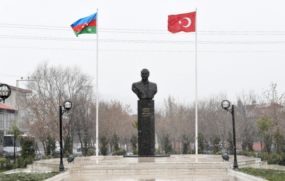 President Ilham Aliyev visited a statue of national leader Heydar Aliyev in Kars VIDEO