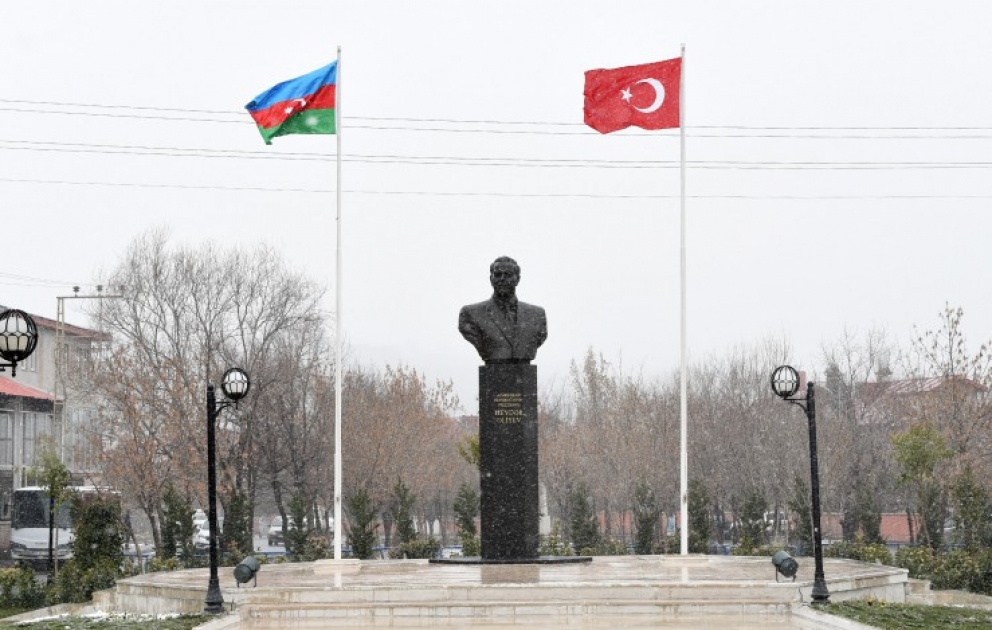 Besuch des Denkmals von großem Leader Heydar Aliyev in Kars VIDEO