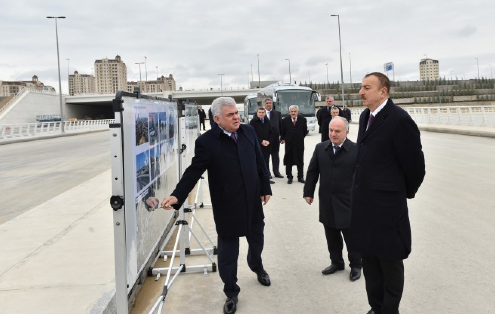 Präsident Ilham Aliyev inspiziert den laufenden Bauarbeiten der Straßen- und Verkehrsinfrastruktur rund um das Baku Olympiastadion VIDEO