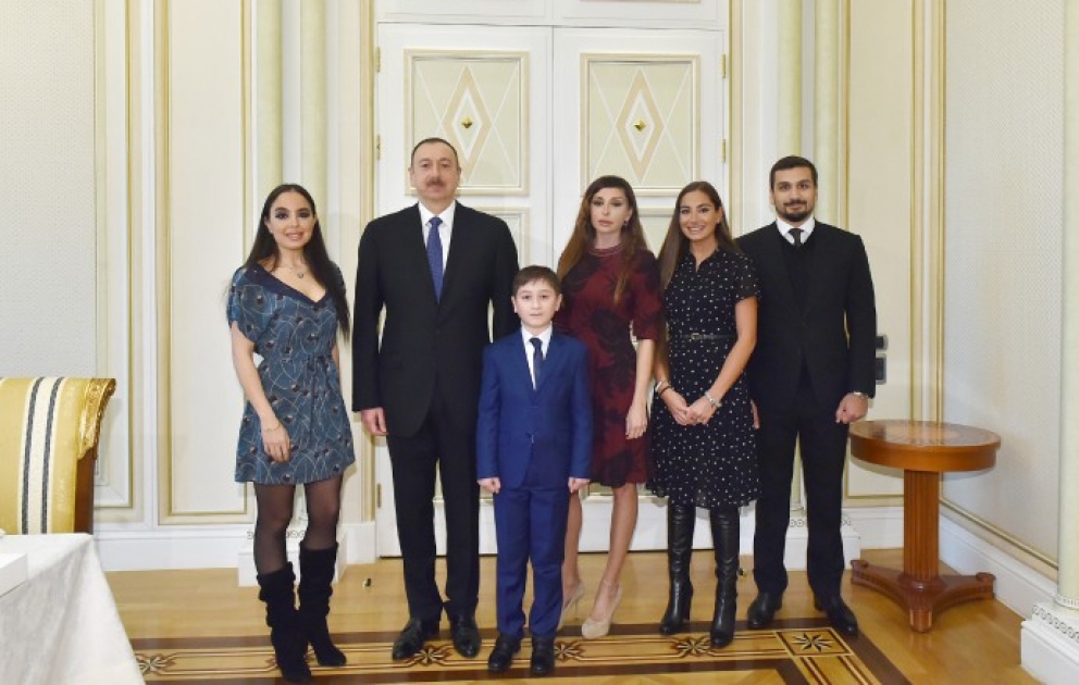 Treffen des Präsidenten Ilham Aliyev mit dem elfjährigen Bewohner der Stadt Ganja Umid Habibov VIDEO