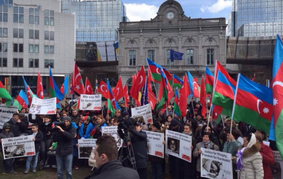 Protestkundgebung von aserbaidschanischen und türkischen Diasporaorganisationen in Brüssel VIDEO