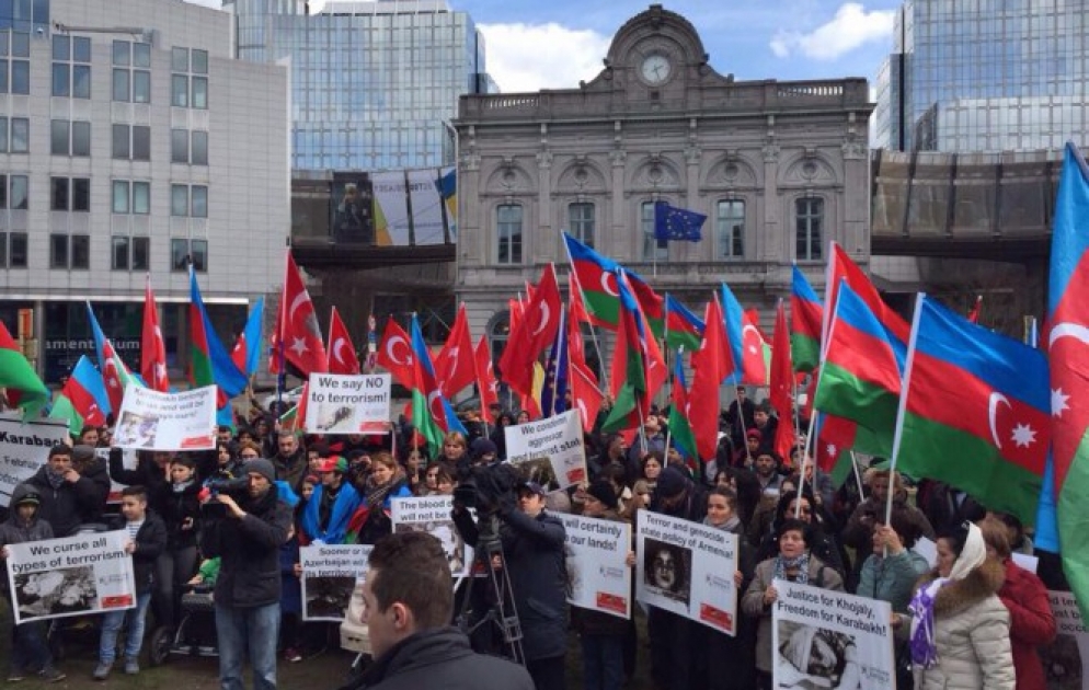 Bruxelles: Les diasporas turque et azerbaïdjanaise organise un rassemblement VIDEO