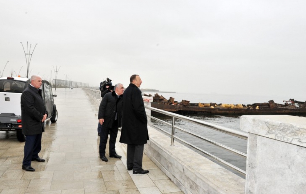 Le président Ilham Aliyev revisite le parc au bord de la mer dans le quartier de la Ville blanche VIDEO