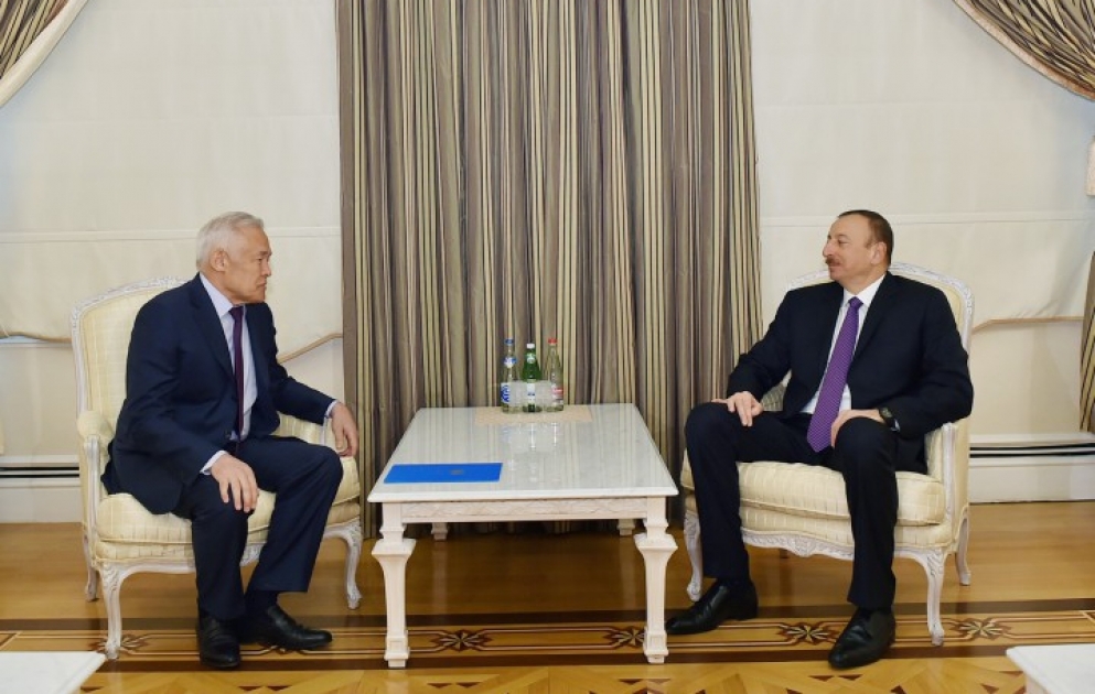 Präsident Ilham Aliyev hat den Botschafter der Republik Kasachstan in Aserbaidschan im Zusammenhang mit der Beendigung seiner diplomatischen Mission empfangen VIDEO